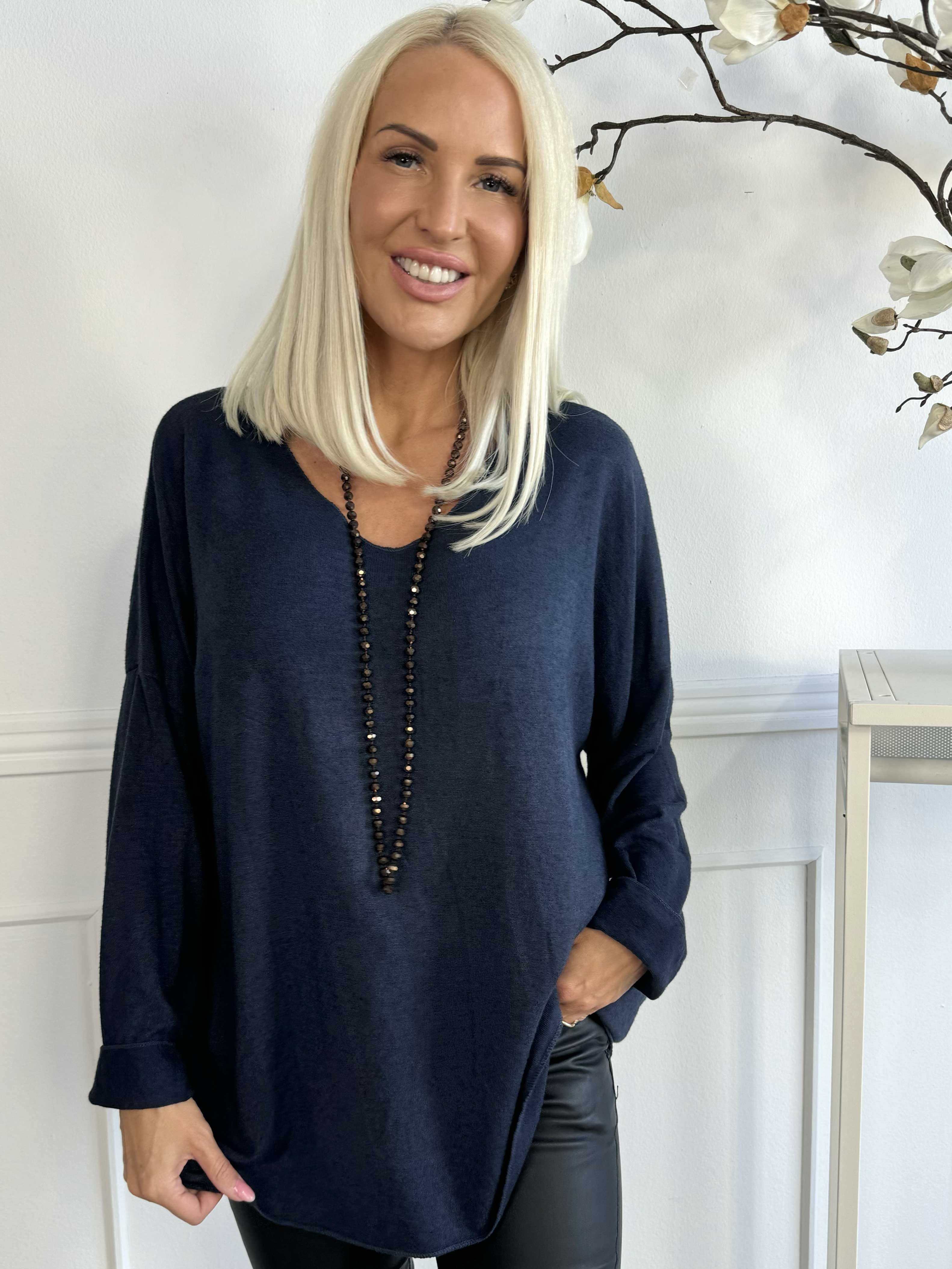 Djamila - Blus i mjuk viskos med v-ringning